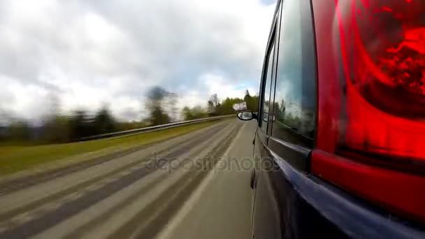 Проезд по сельской дороге в горах . — стоковое видео