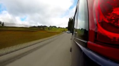 Dağlarda kırsal bir yolda sürüş.