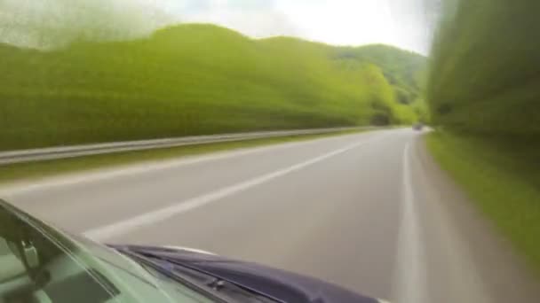 Οδήγηση στον αυτοκινητόδρομο στα βουνά. — Αρχείο Βίντεο