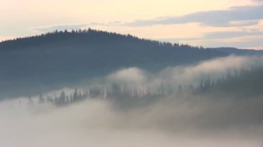 Dağ sabah güneş doğmadan önce.