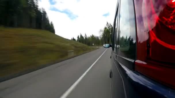 Conducir por un camino rural en las montañas . — Vídeo de stock