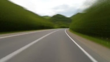 Dağlarda otoyolda sürüş.