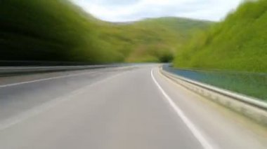 Dağlarda otoyolda sürüş.