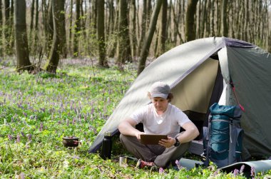 Gezgin bir tablet açık havada kullanır.