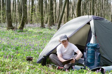 Gezgin bir tablet açık havada kullanır.