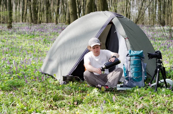 Turistik bir çadır kampında çay içer. — Stok fotoğraf