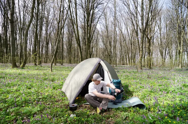 O turista bebe chá em um acampamento de tenda . — Fotografia de Stock