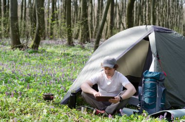 Gezgin bir tablet açık havada kullanır.