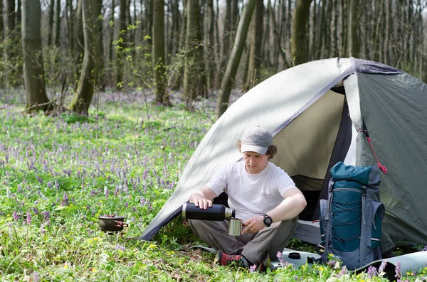 Tourist drinks tea in a tent camp. — Stock Photo, Image