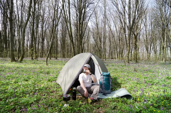 Turistik bir çadır kampında çay içer. — Stok fotoğraf