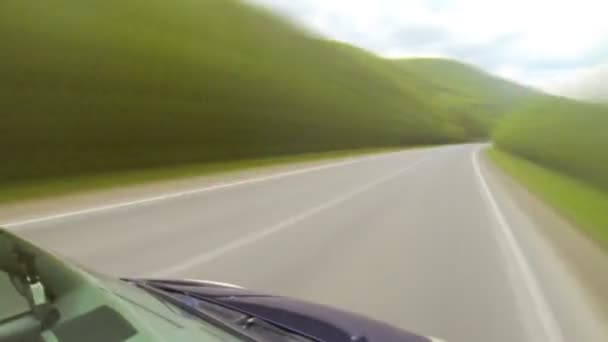 Conducir por la carretera en las montañas . — Vídeos de Stock