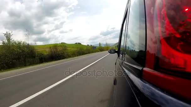 Fahren auf der Autobahn in den Bergen. — Stockvideo