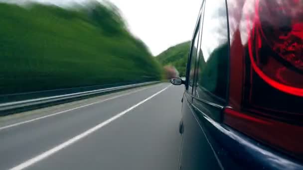 Jízdy na dálnici v horách. — Stock video