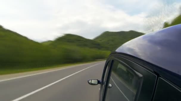 Körning på motorväg i bergen. — Stockvideo