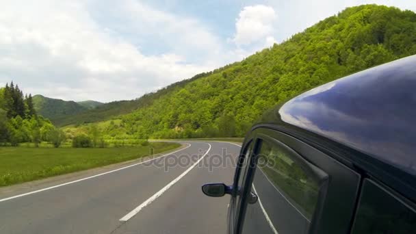 Körning på motorväg i bergen. — Stockvideo