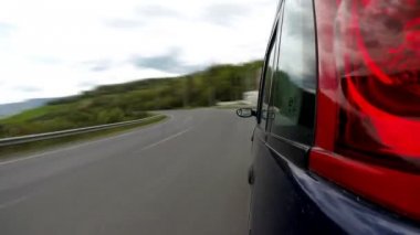 Dağlarda otoyolda sürüş.
