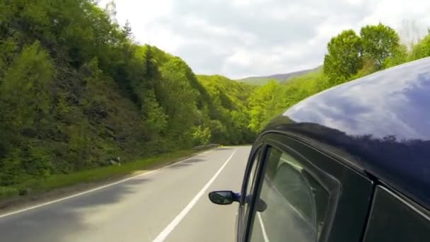 Fahren auf der Autobahn in den Bergen. — Stockvideo