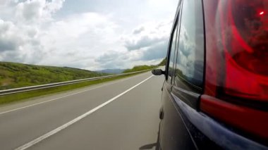 Dağlarda otoyolda sürüş.