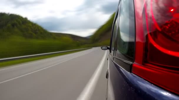 Rijden op de snelweg in de bergen. — Stockvideo