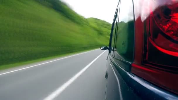 Rijden op de snelweg in de bergen. — Stockvideo