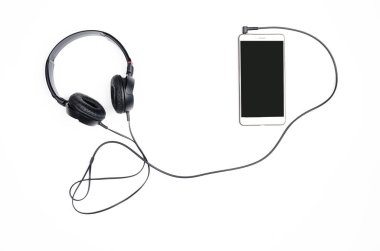 Beyaz bir arka plan üzerinde smartphone ile kulaklıklar.
