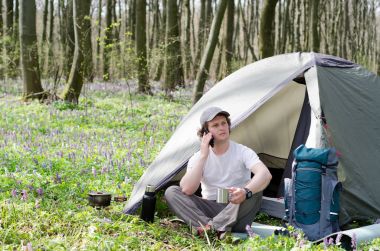 Gezgin bir smartphone açık havada kullanır.