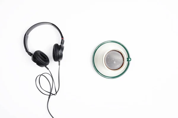 Kopfhörer mit Kaffeebecher auf weißem Hintergrund. — Stockfoto