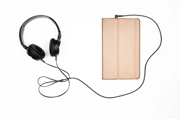 Auriculares con tablet sobre fondo blanco . — Foto de Stock