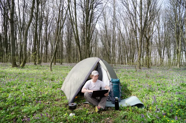 Homem trabalhando ao ar livre em um acampamento de tenda . — Fotografia de Stock