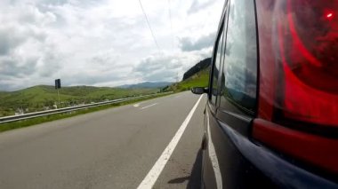 Dağlarda otoyolda sürüş.