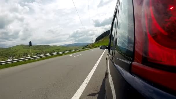 Fahren auf der Autobahn in den Bergen. — Stockvideo