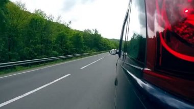 Dağlarda otoyolda sürüş.