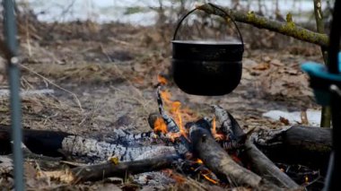 Ateşte pişmiş balık çorbası su ısıtıcısı.