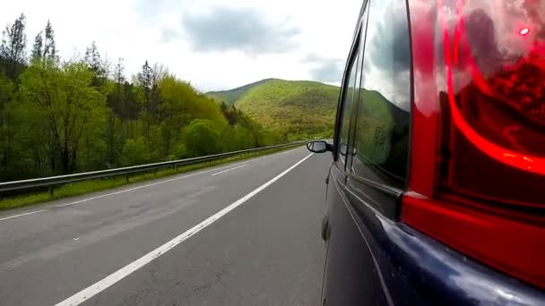 Condução na estrada nas montanhas . — Vídeo de Stock