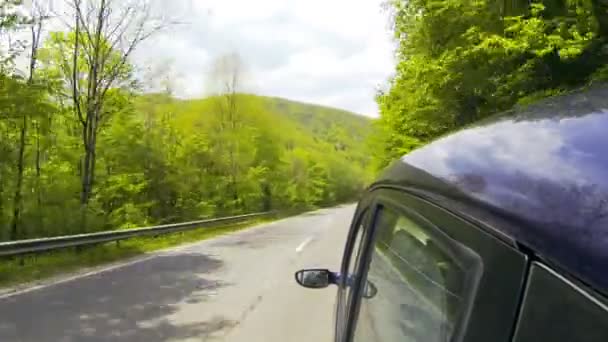 Οδήγηση στον αυτοκινητόδρομο στα βουνά. — Αρχείο Βίντεο