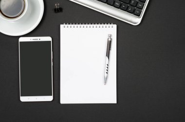 İş nesneleri siyah bir masa üzerine.