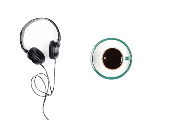 Kopfhörer mit Kaffeebecher auf weißem Hintergrund. — Stockfoto