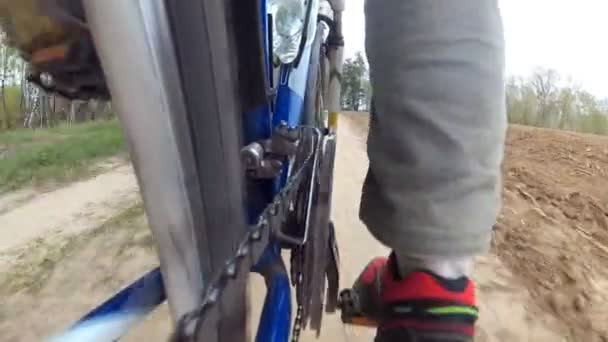 En unik punkt skytte en cykel. — Stockvideo