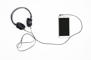 Beyaz bir arka plan üzerinde smartphone ile kulaklıklar.
