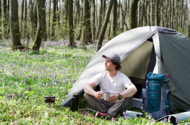 Turistik bir çadır kampında çay içer.