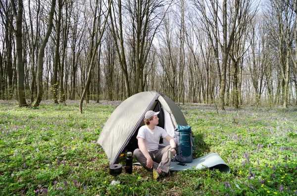 O turista bebe chá em um acampamento de tenda . — Fotografia de Stock