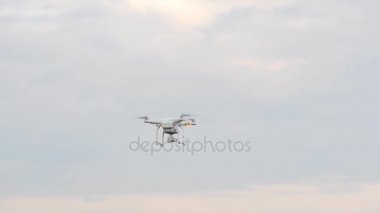 Arama alanında Quadrocopter.