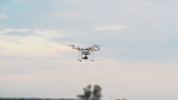 Quadrocopter v průzkumu oblasti. — Stock video