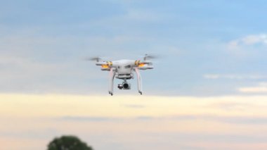 Arama alanında Quadrocopter.
