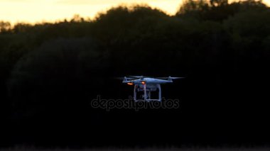 Arama alanında Quadrocopter.