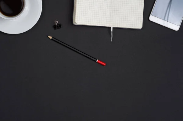 Affärsobjekt på ett svart skrivbord. — Stockfoto