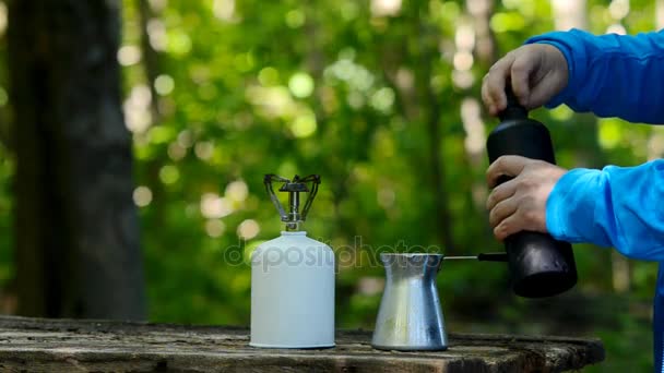 Vaření kávy v zeleném lese. — Stock video