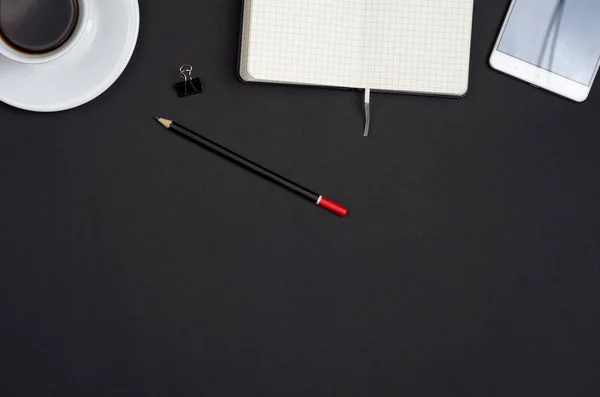 İş nesneleri siyah bir masa üzerine.