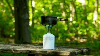 Yeşil bir ormanda pişirme.