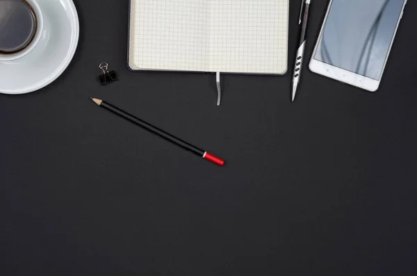 İş nesneleri siyah bir masa üzerine.